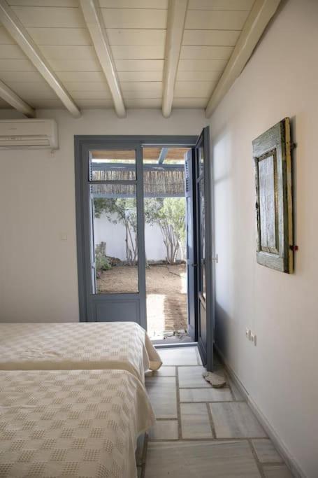 Beachfront 2Br Apartment - Free Parking Livadi  Exterior photo