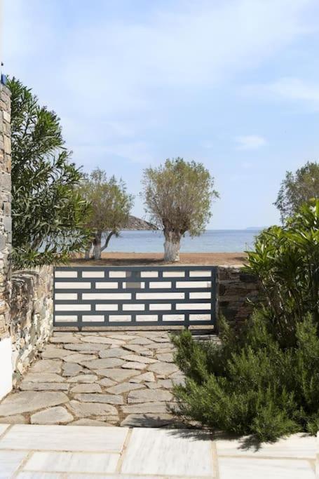 Beachfront 2Br Apartment - Free Parking Livadi  Exterior photo